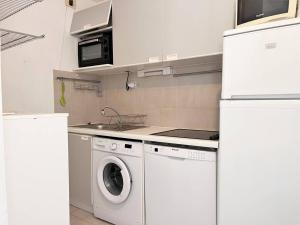 Appartement en bord de mer avec terrasse, 3 pièces, 4 couchages, parking privé au Lavandou - FR-1-251-555