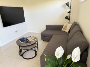 Cosy Sunlit Home Away from Home