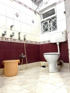 Brill Rooms Near City Centre Metro Station