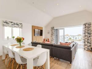 4 Bed in Westward Ho 89017