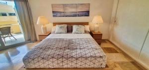 Marbella 2000. Spacious Apartment on the Promenade.