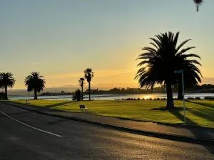 Cosy caravan fun in sunny Nelson with wifi! - Stoke