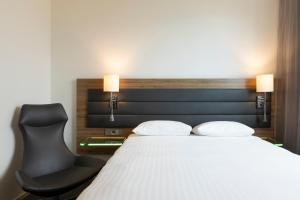 Moxy Sleeper, Guest room, 1 Queen room in Moxy by Marriott Berlin Ostbahnhof