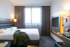 Moxy Queen Sleeper room in Moxy Berlin Ostbahnhof