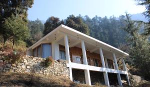 obrázek - The Isisinga Near Chehni Kothi Jibhi Banjar