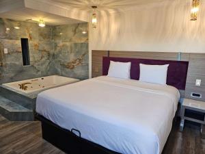 King Suite - Non-Smoking room in Travelodge by Wyndham Fullerton Near Anaheim