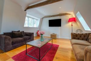 Spacious 2-Bed Home - Exposed Beams & Fast Internet Included