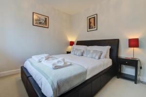 Spacious Townhouse on Quiet Street-Wi-Fi, Desk