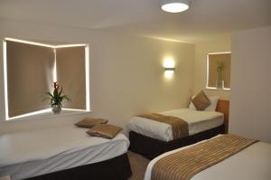 Family Room (6 Adults) room in Queens Hotel