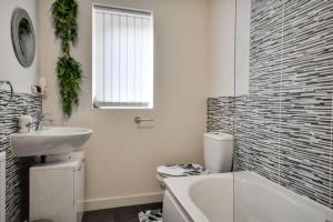 Runcorn - House - Sleeps 6 - Parking - Garden