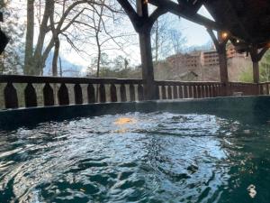 Spacious Resort Log Cabin, Easy Drive, Hot Tub, Arcade Gameroom, Mountain Vibe