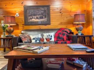 Spacious Resort Log Cabin, Easy Drive, Hot Tub, Arcade Gameroom, Mountain Vibe