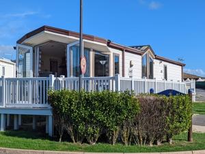 Lovely and Bright Caravan Haven Littlesea with views across the Fleet Lagoon