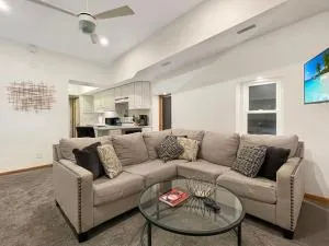 Spacious Jacuzzi Loft & Free Parking Near Icubs - Millman