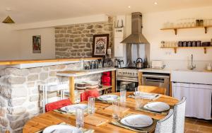 Maisons de vacances Gites de Lezinadou - 8 personnes - Plomeur La Torche : photos des chambres