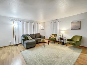 Charming Family Friendly 3BR Duplex Close to Drake