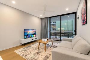 1BR Luxury apt at prime location w carpark