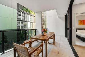 1BR Luxury apt at prime location w carpark