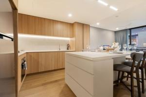 1BR Luxury apt at prime location w carpark