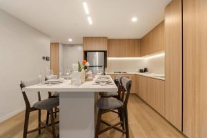 1BR Luxury apt at prime location w carpark