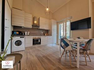 Lella Apartment with free parking by Florence Sweet Homes