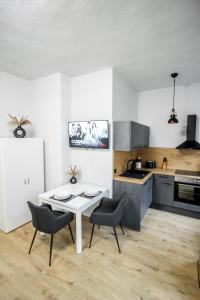 Ferienwohnung Lorenz mit kostenlosem Parkplatz Boxspringbett Küche