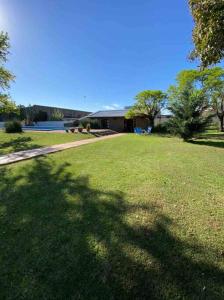 Quincho de huéspedes -parque , parrilla y pileta-