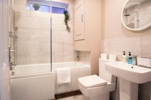 Brattan House Oxton Wirral 5 bedroom 3 bathroom with on-street parking ideal for contractors and vans by Rework Accommodation