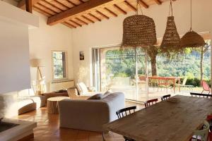 Panorama dexception, piscine, terrain de pétanque