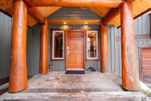 Spruce Grove Chalet by Outpost Whistler