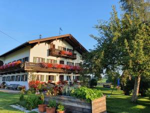 Schneiderhof Ferienwohnung mit Alpenblick - 4hvězdičkové hotely ve městě Fischbachau