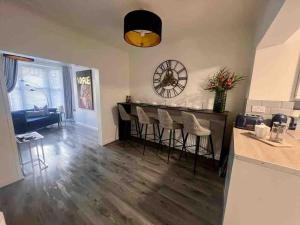 2 Bed Newly Furbished Whole House sleeps 4