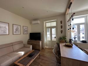 Home Away From Home Apartment- City center - longer term rates available