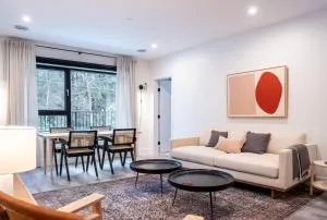 Snow & Swing Getaway - Three Bedrooms with Hot Tub (Stay Revy) - Halcyon Hot Springs