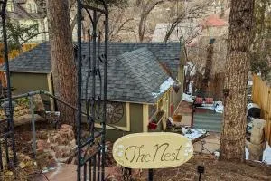 The Nest Cottage with Hot Tub in Downtown Manitou Springs - Midway