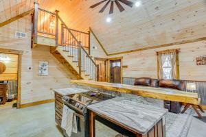 Peaceful Hikers Hideaway with Deck on 1 Acre!
