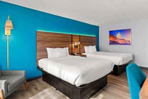 Double Room with Two Double Beds - Upper Floor/Non-Smoking room in Clarion Inn Falls Church- Arlington