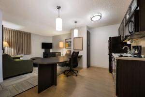 Mobility Accessible One Bedroom Suite Queen Roll-In Shower room in Sonesta Simply Suites Huntsville