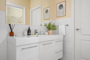 Marcotta Guest Suite - Moments to Golf Course