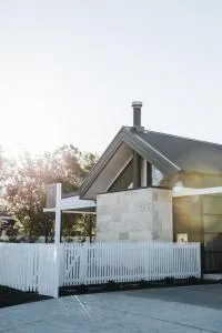 Maple Cottages, Berry - by Linnaeus Collection - 格罗拉