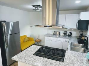 Phoenix Retreat - 2 Bedroom Home with King-Size Bed - 3 Smart TVs - 10 min from Airp - Unit A