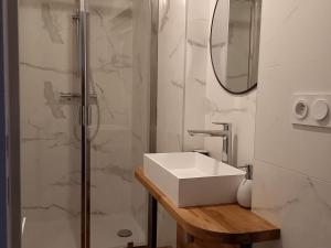 Maisons de vacances Gite Cosse-le-Vivien, 5 pieces, 8 personnes - FR-1-600-113 : photos des chambres