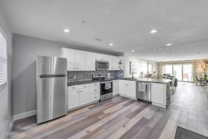 Newly Renovated Condo on Maderia Beach