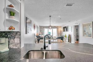 Newly Renovated Condo on Maderia Beach