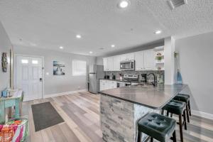 Newly Renovated Condo on Maderia Beach