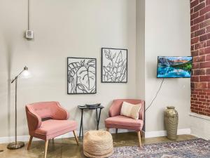 Stunning Downtown Studio with Rooftop Patio