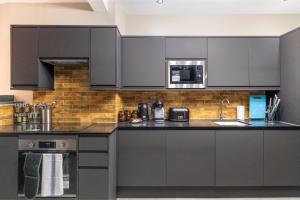 Modern & Funky 3-BR Duplex with Games Room & Sauna