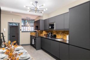 Modern & Funky 3-BR Duplex with Games Room & Sauna