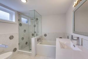 Luxurious & Modern 4BR House w 3 Car Parking