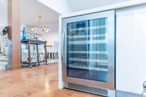 Luxurious and Spacious 4BR Home Near Downtown